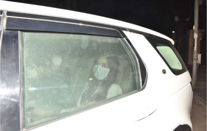 India Tv - Karisma Kapoor spotted at sis Kareena Kapoor Khan's residence with mom Babita. See pics