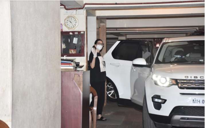 India Tv - Karisma Kapoor spotted at sis Kareena Kapoor Khan's residence with mom Babita. See pics