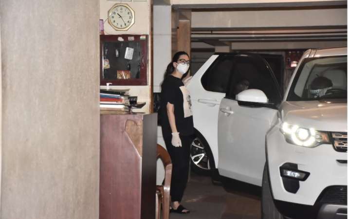 India Tv - Karisma Kapoor spotted at sis Kareena Kapoor Khan's residence with mom Babita. See pics