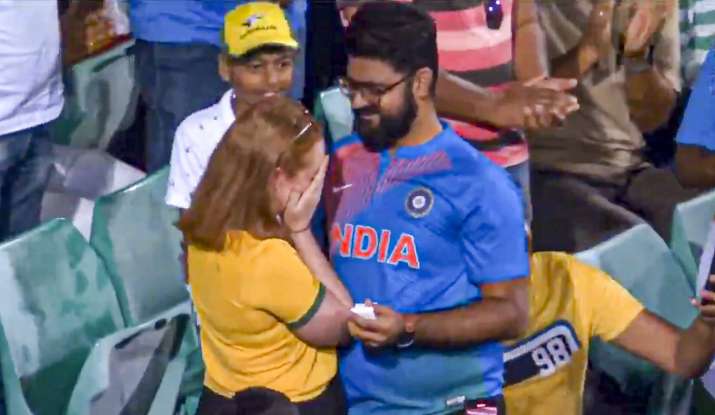 AUS vs IND, 2nd ODI: Glenn Maxwell applauds after Indian fan proposes girlfriend at SCG, video goes viral | Cricket News – India TV