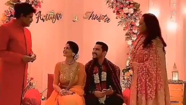 Aditya Narayan, Shweta Agarwal's Tilak ceremony pictures, videos are full of love. Seen yet? | Celebrities News – India TV