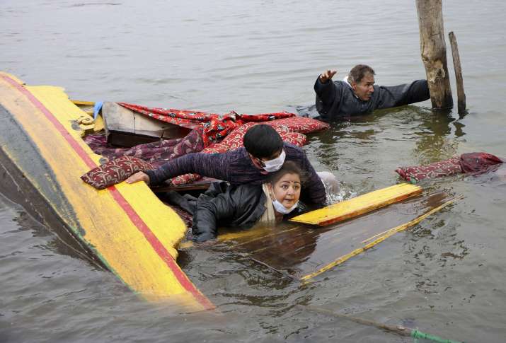 Shikara carrying BJP workers, mediapersons capsizes in Dal