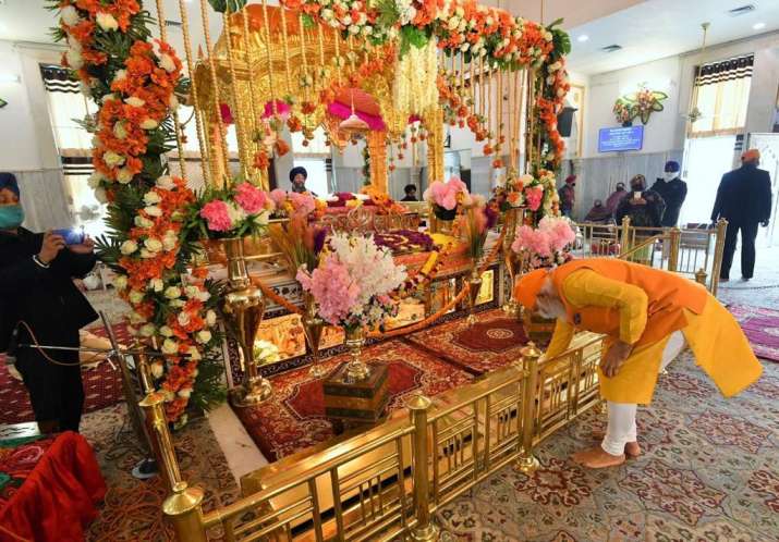 India Tv - PM Modi pays tribute to Guru Tegh Bahadur in surprise visit to Delhi's Gurudwara Rakabganj