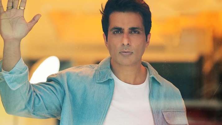 Bollywood actor Sonu Sood prasied fan named Venkatesh who walked barefoot from Hyderabad to Mumbai to meet him. 