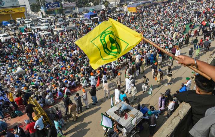 New Delhi: Farmers gather in large numbers to protest at
