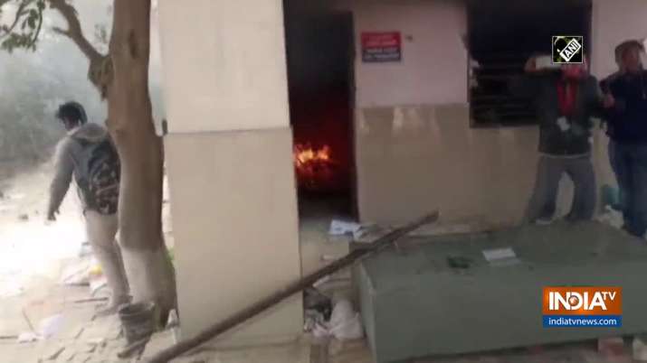 Mob sets Agra police chowki afire after youth dies in road