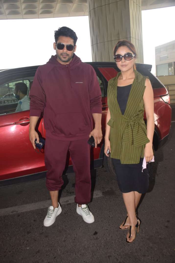 India Tv - Sidharth & Sana spotted outside airport