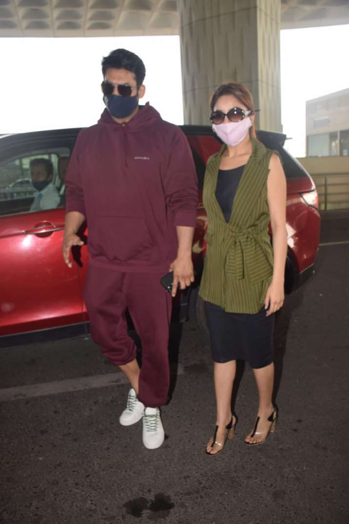 India Tv - Sidharth & Sana spotted outside airport