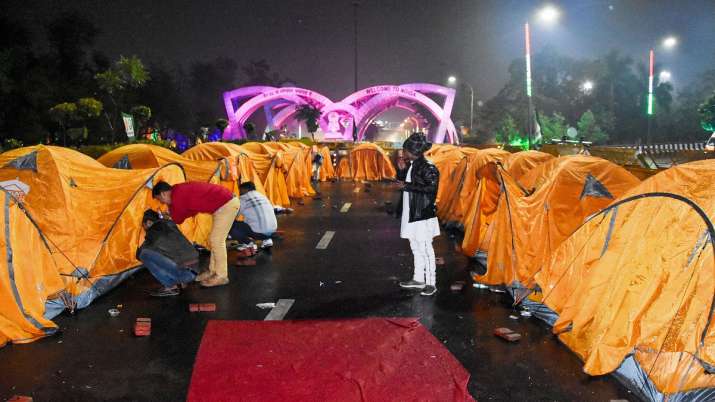Chilla border protest ends farmers farm laws police barricades removed tractor march latest news - Vimarsana News