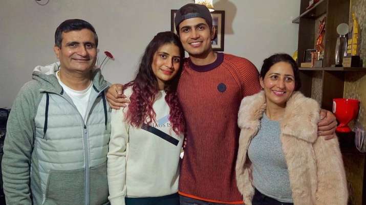 Shubman Gill Reaches Home After Australia Tour Shares Picture With Family Members Cricket News India Tv