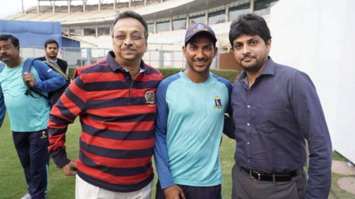 Anustup Majumdar (centre) with CAB President Avishek