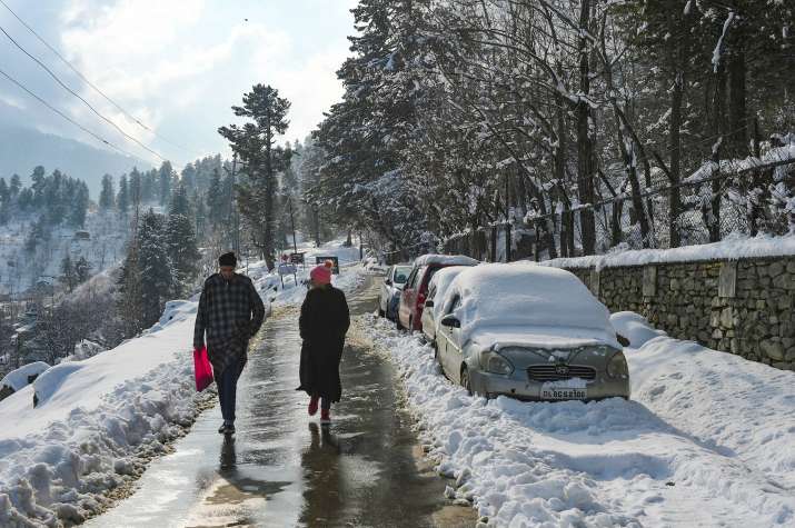 Cold wave continues to sweep North India, Kashmir receives