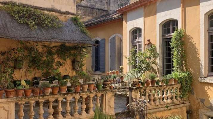 Vastu Tips: Avoid keeping waste on your home's rooftop as it affect lives of family members