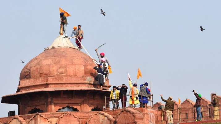 Shocking video farmers attacking Delhi Police personnel Red Fort tractor  march latest news | India News – India TV