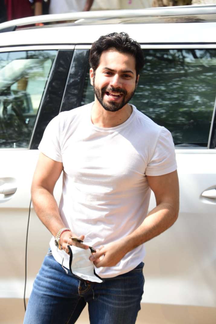 Varun Dhawan Reaches Alibaug Shashank Khaitan Manish Malhotra