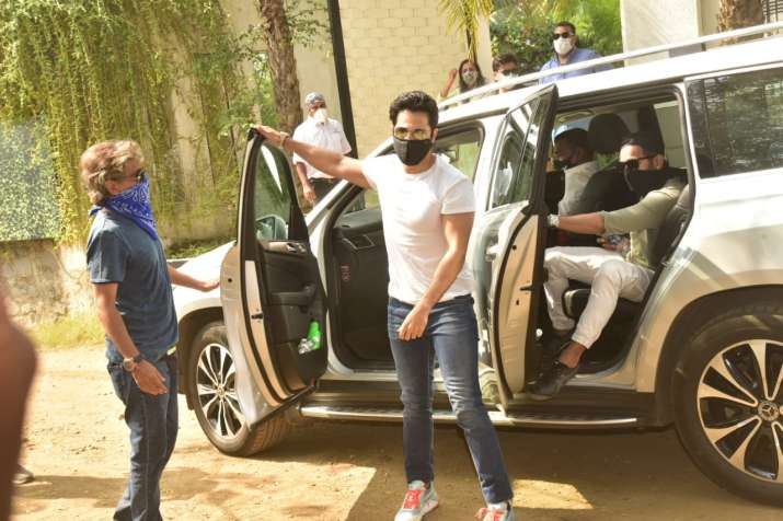 India Tv - Varun Dhawan reaches his wedding venue in Alibaug