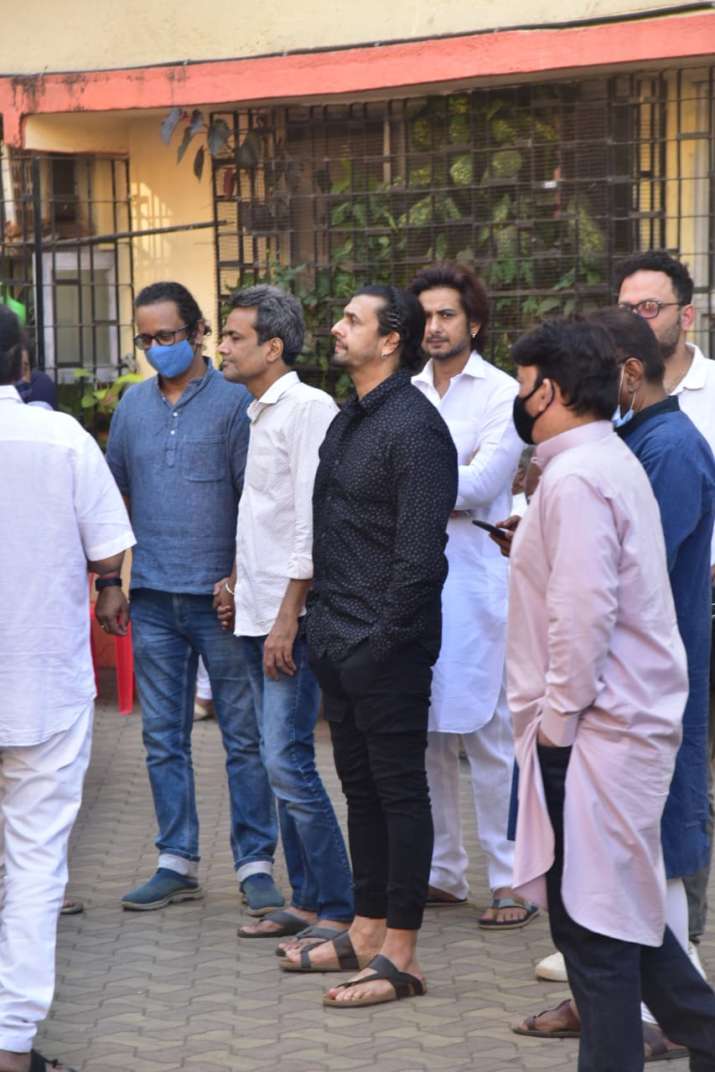 India Tv - Sonu Nigam clicked at Carter Road residence