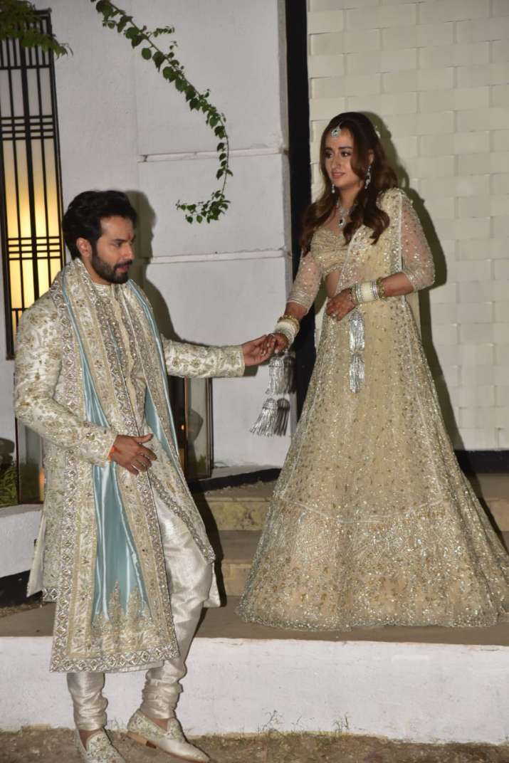 India Tv - Varun & Natasha post wedding greeted the paparazzi waiting outside the venue