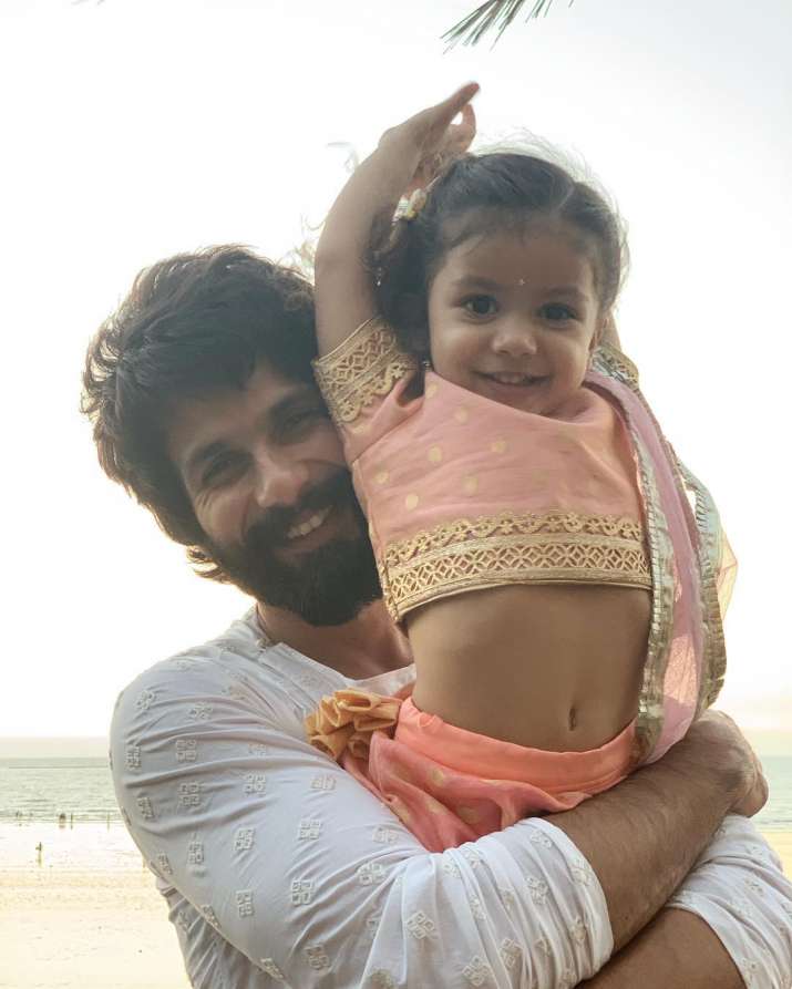 India Tv - 10 endearing pictures of Shahid Kapoor with wife Mira and kids