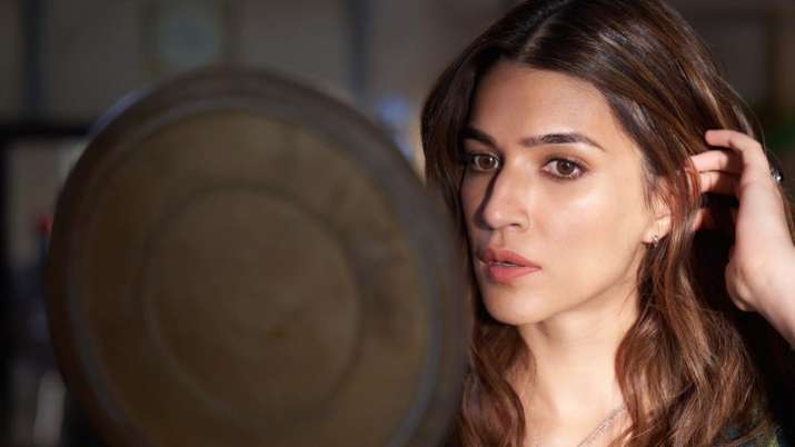 Kriti Sanon looks fantastic sharing BTS photos from sets by Bachchan Pandey