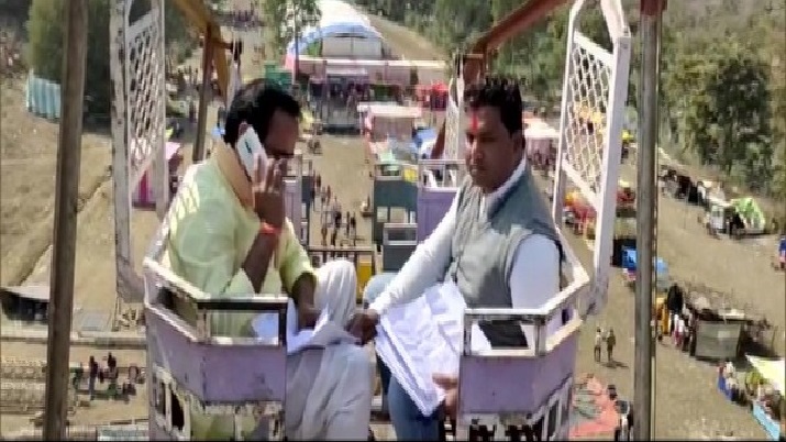 MP minister sits on 50-feet swing to get a mobile signal
