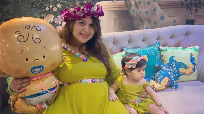 Kapil Sharma's wife Ginni Chatrath looks adorable as she poses with daughter Anayra at her baby shower | PIC Kapil Sharma’s wife Ginni Chatrath looks adorable as she poses with daughter Anayra at her baby shower | PIC