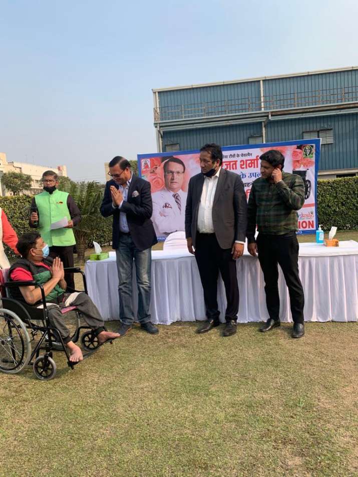 India Tv - Rajat Sharma distributes wheelchairs among divyang children, elderly 