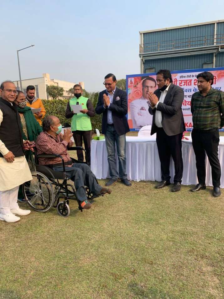 India Tv - Rajat Sharma distributes wheelchairs among divyang children, elderly 