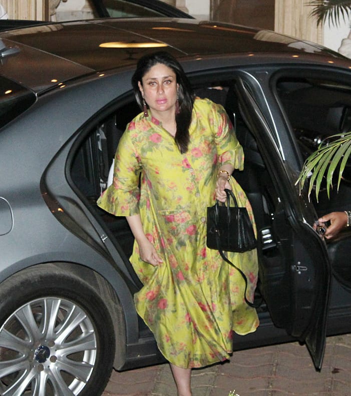 India Tv - Bebo looked all glowing outside the Kapoor mansion on Sunday.