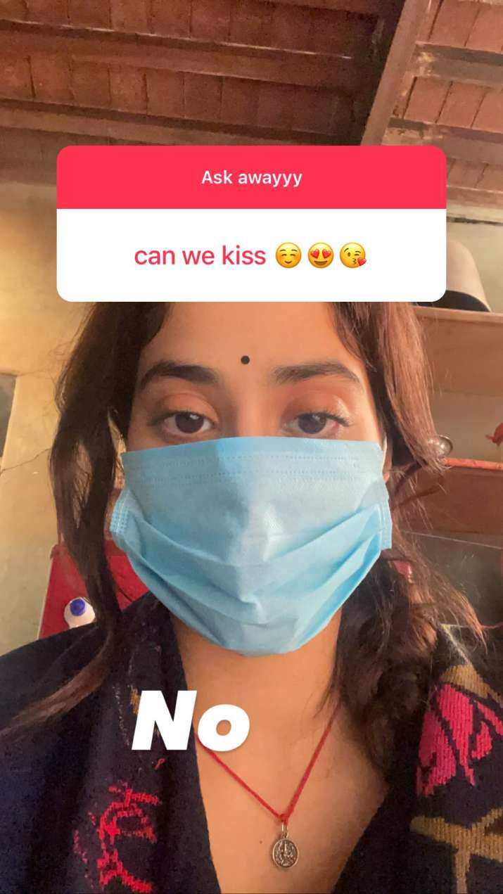 India Tv - Janhvi Kapoor refuses to kiss fan amid pandemic