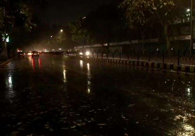 Delhi NCR Rain Latest News Noida Thunderstorm Temperature Weather News ...