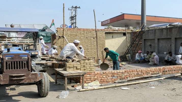 Farmers get summer-ready, some construct brick houses at Singhu border