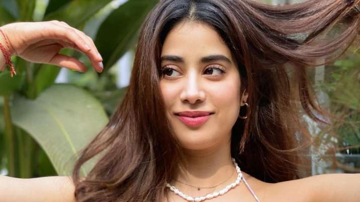 Janhvi Kapoor gives quirky spin to Roohi BTS video, compares it to her ...