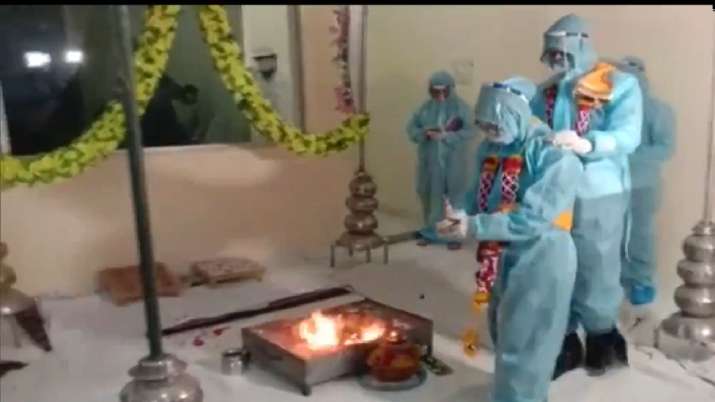 Couple gets married in PPE kit after groom tests COVID positive in MP's  Ratlam | Good-news News – India TV