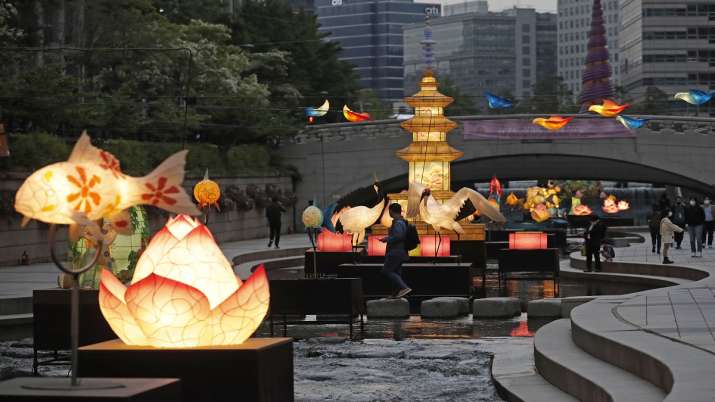 Visitors wearing face masks as a precaution against the