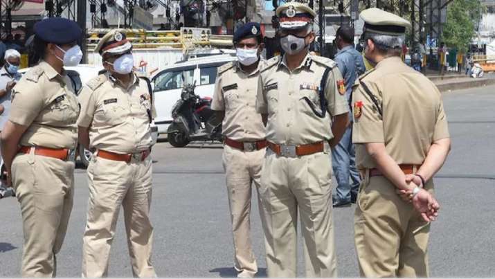 Maharashtra: Man reaches police station with knife stuck in stomach