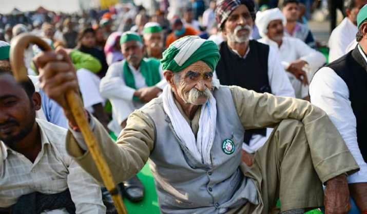 Farmers 'reinforce' protest site to guard against rain,