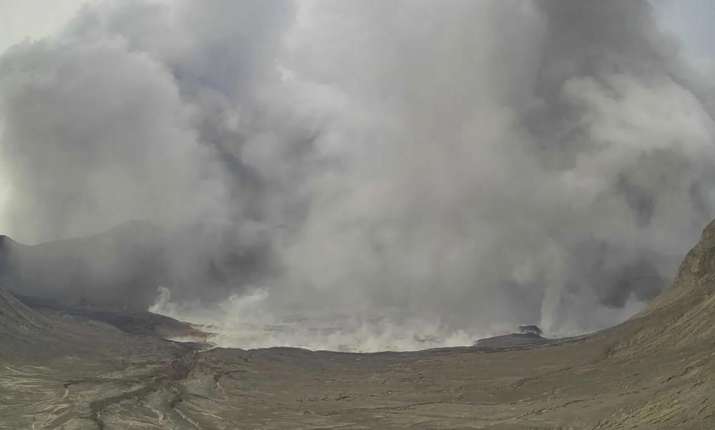 India Tv - Philippine Live volcano, Philippine Live volcano images, Philippine Live volcano dark plume explosio
