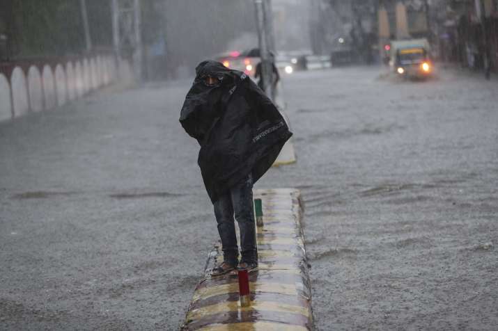 Heavy rains lashes Mumbai, cause severe waterlogging on