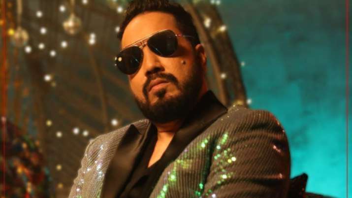 Mika Singh gets help from Mumbaikars at 3am after car breaks down