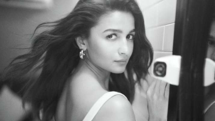 Alia Bhatt returns on the sets of the film, shares her beautiful 'post pack up shot' 