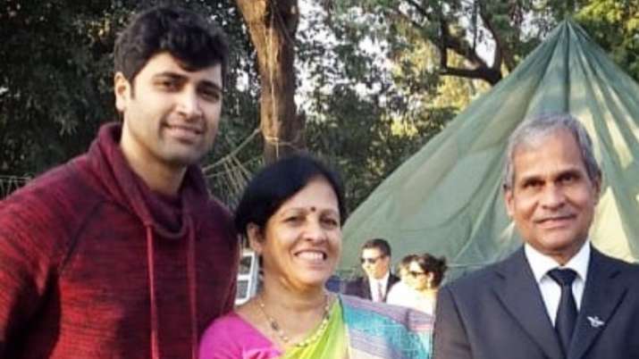 Major actor Adivi Sesh wishes Sandeep Unnikrishnan's mother on her birthday; SEE PIC