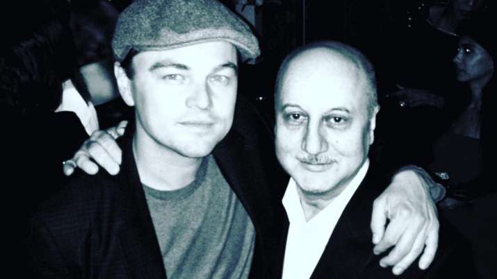 Anupam Kher y Leonardo DiCaprio