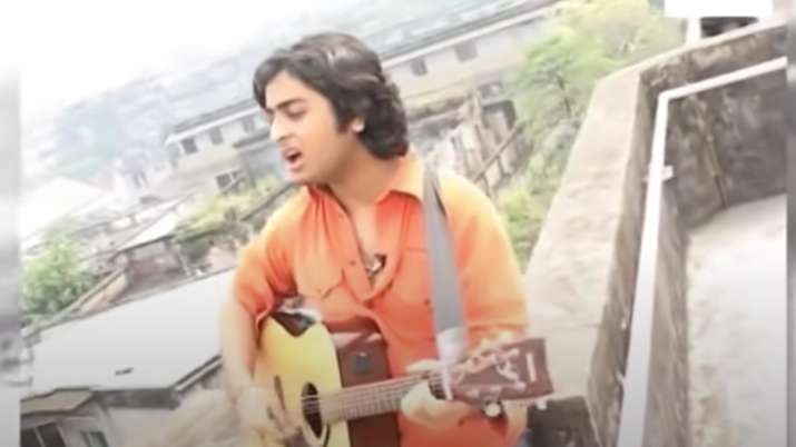 Teenage Arijit Singh sitting on the terrace singing 'Mitwa' is the best thing on the internet today 