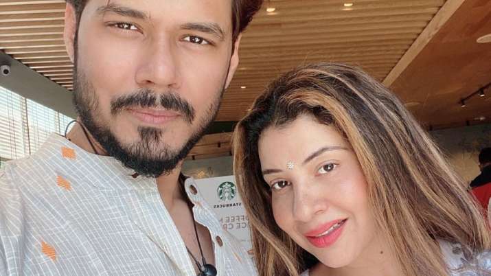 Sambhavna Seth, her husband Avinash apologize  