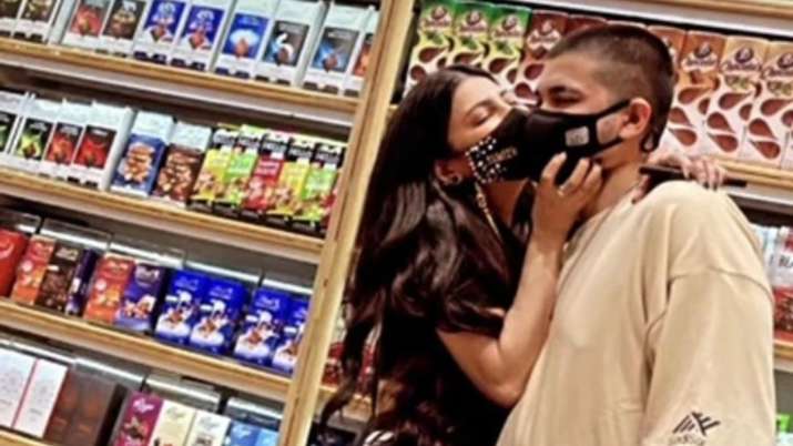 Shruti Haasan, boyfriend Santanu Hazarika get cosy in supermarket