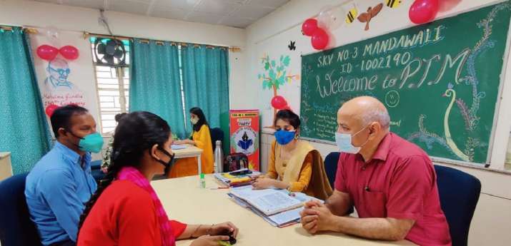 Deputy CM Manish Sisodia interacting with students and