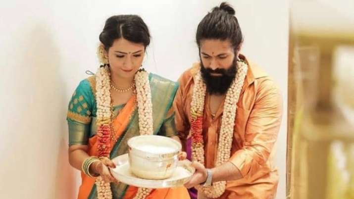 El actor de KGF, Yash, y su esposa Radhika Pandit realizan la ceremonia de inauguración de la casa