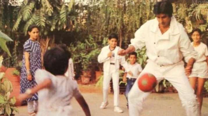 Amitabh Bachchan drops perfect throwback moment playing football with wife Jaya and kids Abhishek, Shweta