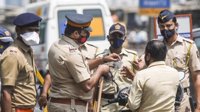 mumbai police saves suicidal man